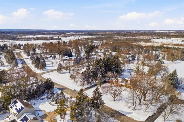 10726 Crestview DRIVE, Cedarburg, WI 53012