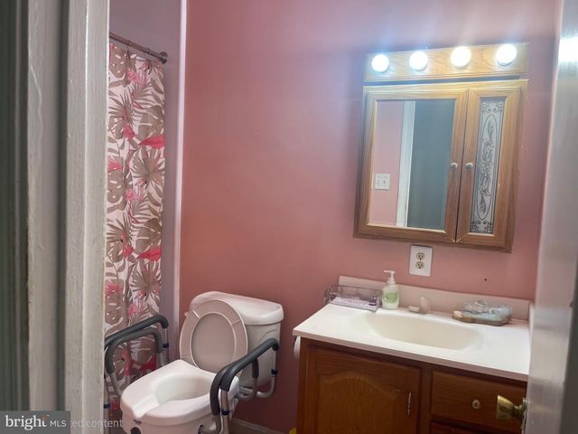 2200 OAKTREE LN, Temple Hills, MD 20748