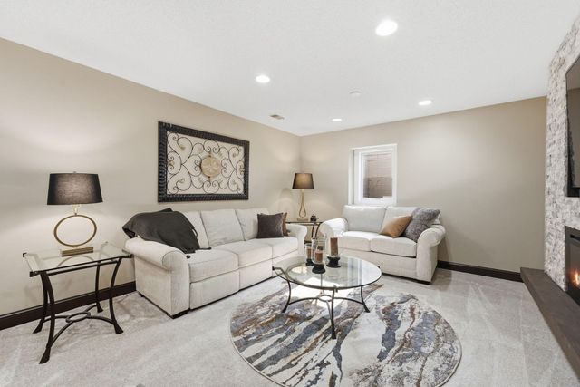 352 Wyndham Circle E, New Brighton, MN 55112