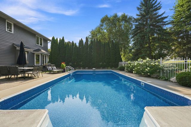 352 Wyndham Circle E, New Brighton, MN 55112