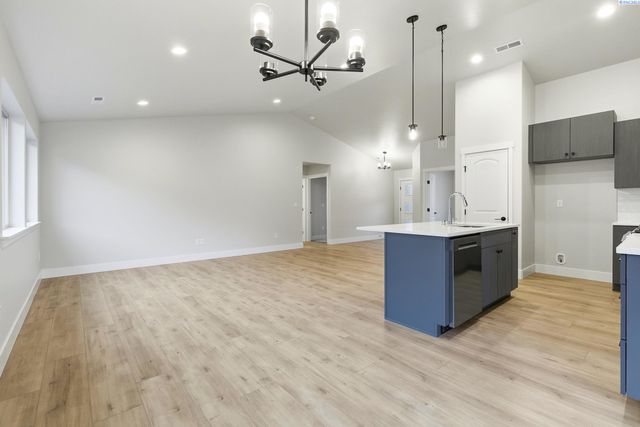 6520 W 29th Ct, Kennewick, WA 99338