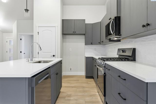 6520 W 29th Ct, Kennewick, WA 99338