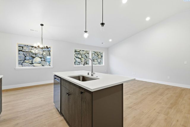 6520 W 29th Ct, Kennewick, WA 99338