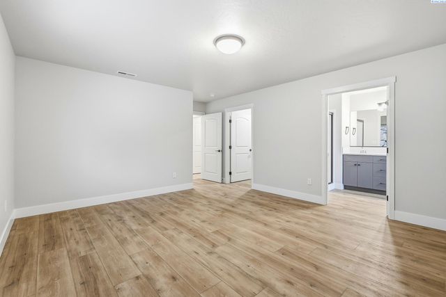 6520 W 29th Ct, Kennewick, WA 99338