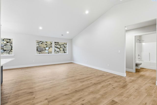 6520 W 29th Ct, Kennewick, WA 99338