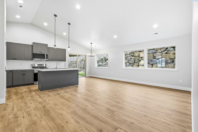 6520 W 29th Ct, Kennewick, WA 99338