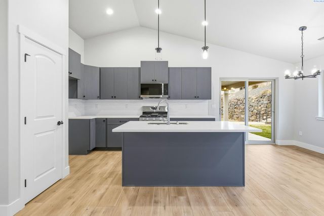 6520 W 29th Ct, Kennewick, WA 99338