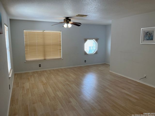 15 McLennan Oak, San Antonio, TX 78240