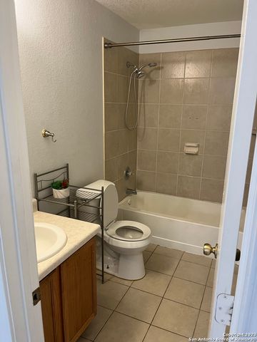 15 McLennan Oak, San Antonio, TX 78240