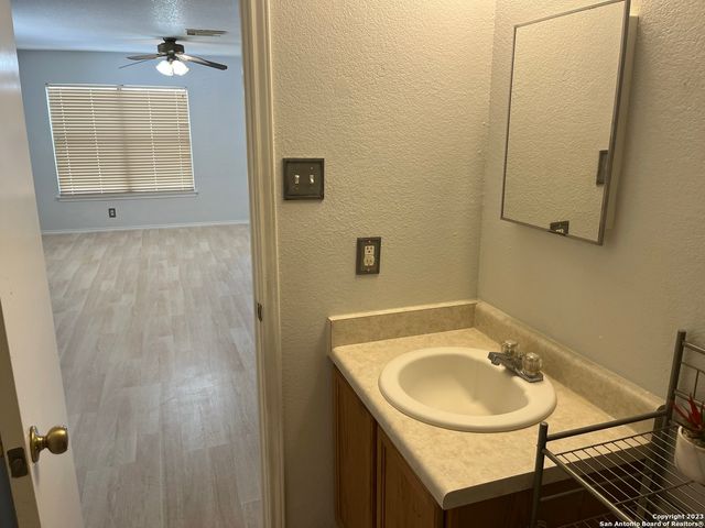 15 McLennan Oak, San Antonio, TX 78240