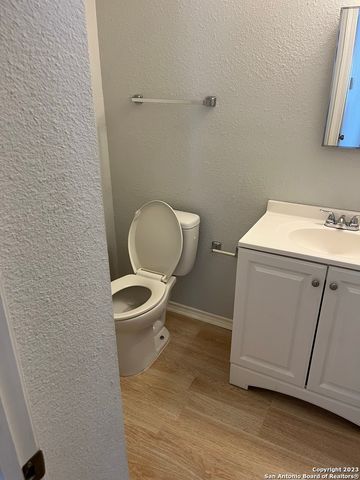 15 McLennan Oak, San Antonio, TX 78240