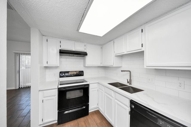 3750 Tanglewilde Street A7, Houston, TX 77063