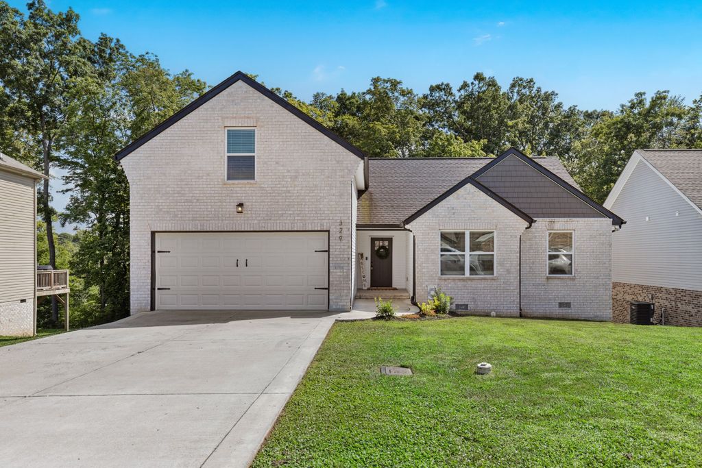 329 Green Hills Dr, Springfield, TN 37172