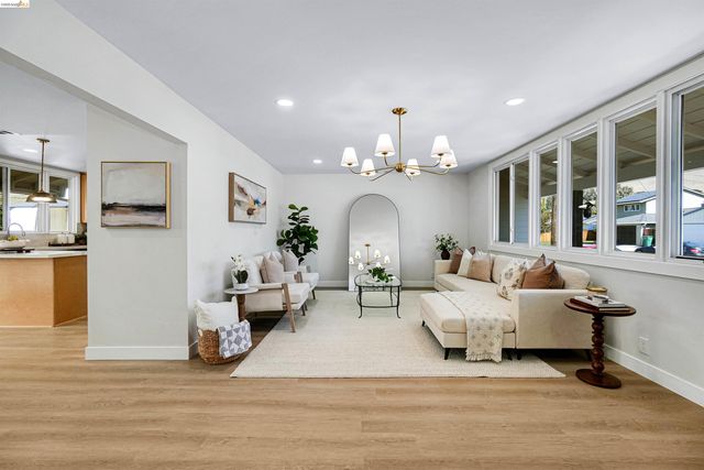 31871 Kennet St, Hayward, CA 94544
