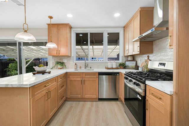 31871 Kennet St, Hayward, CA 94544