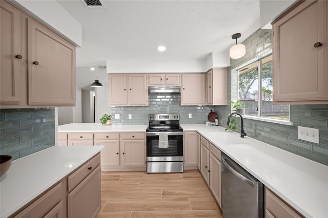 303 Knoll Forest Drive, League City, TX 77573