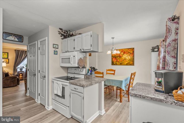 6 PERSIAN LILAC DR, Etters, PA 17319