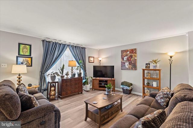 6 PERSIAN LILAC DR, Etters, PA 17319