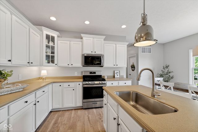 13714 Heatherfield Drive W, Fishers, IN 46038