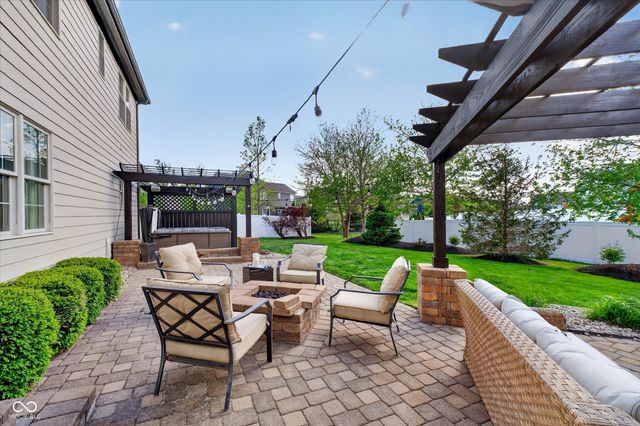 13714 Heatherfield Drive W, Fishers, IN 46038
