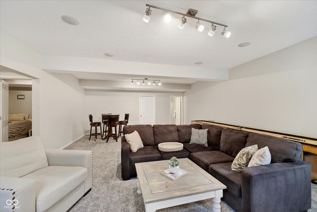 13714 Heatherfield Drive W, Fishers, IN 46038
