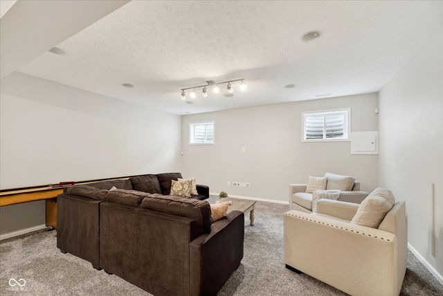 13714 Heatherfield Drive W, Fishers, IN 46038