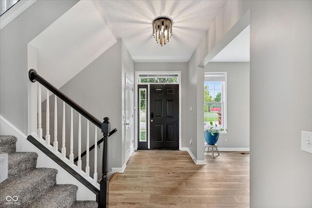 13714 Heatherfield Drive W, Fishers, IN 46038