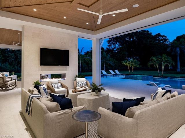 601 Carica RD, Naples, FL 34108
