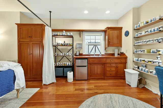 240 S Oregon Street, Jacksonville, OR 97530