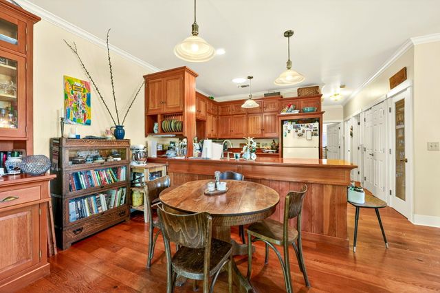 240 S Oregon Street, Jacksonville, OR 97530