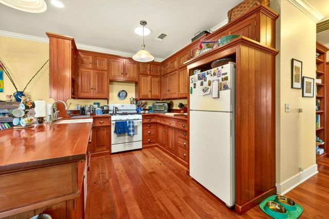 240 S Oregon Street, Jacksonville, OR 97530