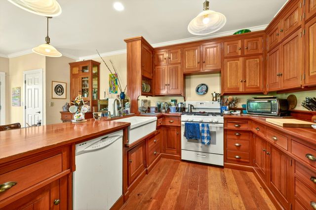 240 S Oregon Street, Jacksonville, OR 97530