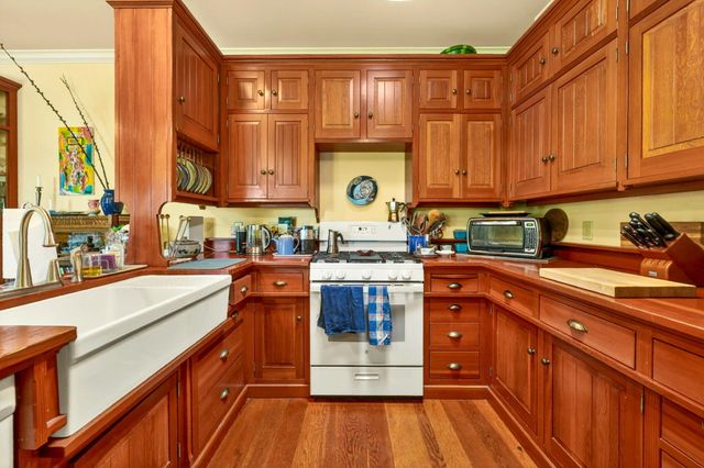 240 S Oregon Street, Jacksonville, OR 97530