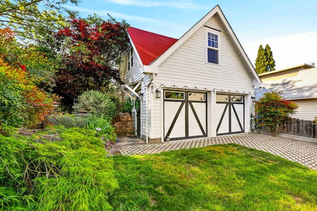 240 S Oregon Street, Jacksonville, OR 97530