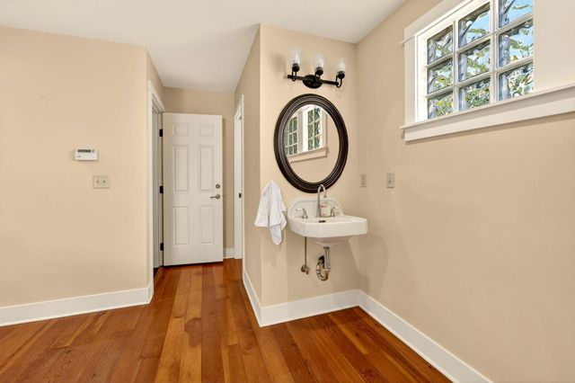 240 S Oregon Street, Jacksonville, OR 97530