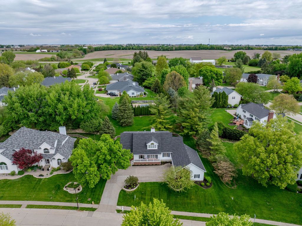 5018 Turnberry Lane, Davenport, IA 52807