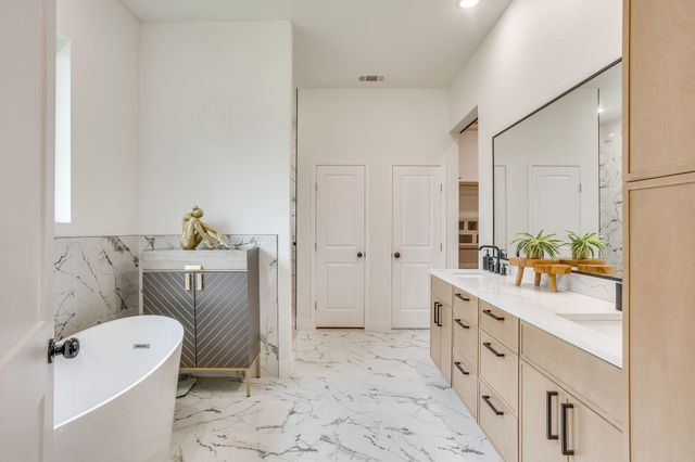 301 Paint Pony Trail N, Fort Worth, TX 76108