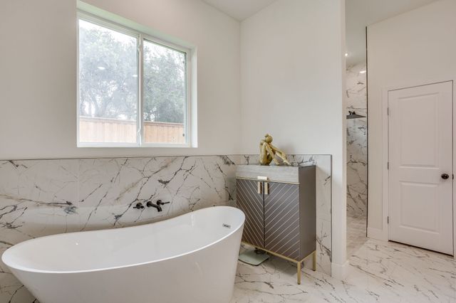 301 Paint Pony Trail N, Fort Worth, TX 76108