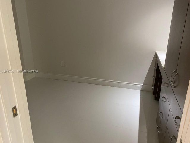 881 Ocean Dr 10E, Key Biscayne, FL 33149