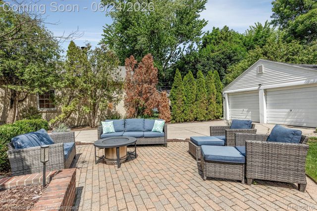 461 Allard Road, Grosse Pointe Farms, MI 48236