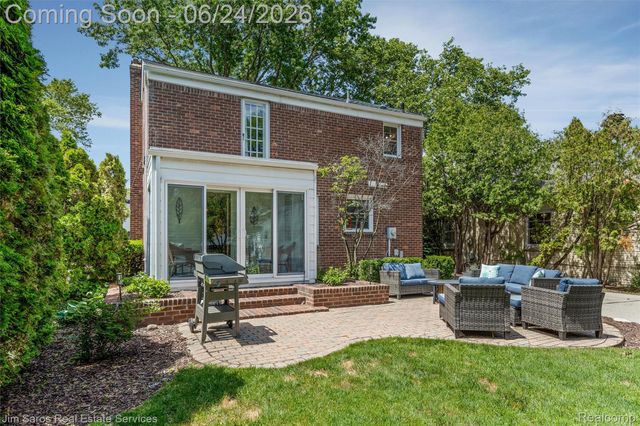 461 Allard Road, Grosse Pointe Farms, MI 48236