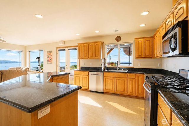 510 Sunnycrest Lane, Camano Island, WA 98282