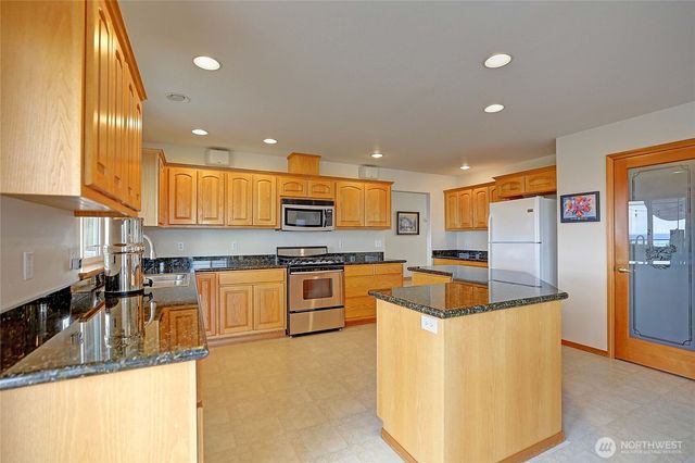 510 Sunnycrest Lane, Camano Island, WA 98282