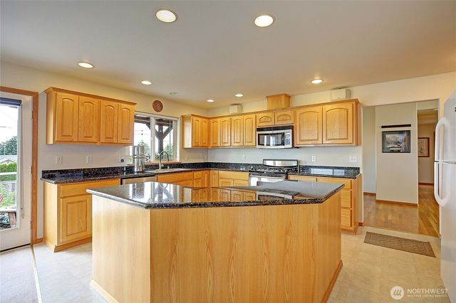 510 Sunnycrest Lane, Camano Island, WA 98282