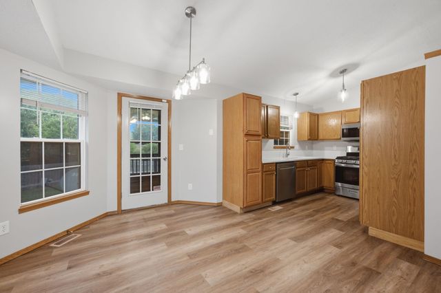 1721 N Redbarn Cir, Wichita, KS 67212