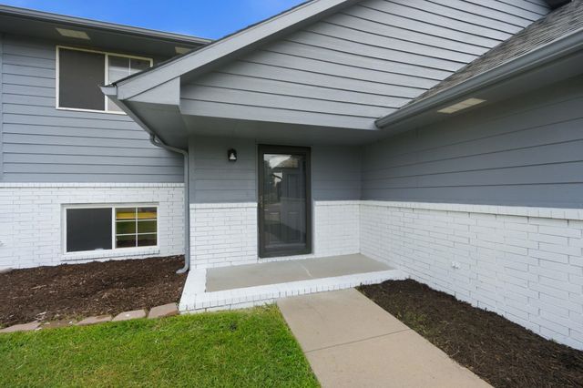 1721 N Redbarn Cir, Wichita, KS 67212
