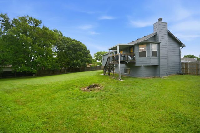 1721 N Redbarn Cir, Wichita, KS 67212
