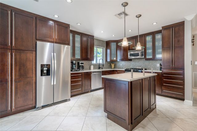 4310 NE 15th Way, Oakland Park, FL 33334