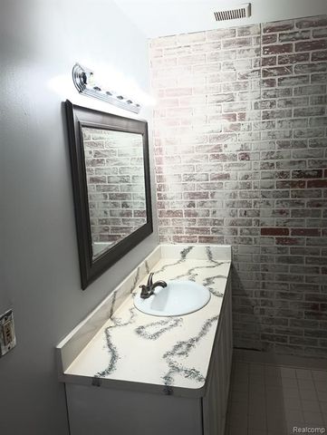 30653 Hidden Pines Lane 108, Roseville, MI 48066