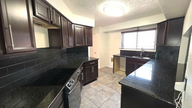 9811 Rocky Hollow Road, La Porte, TX 77571